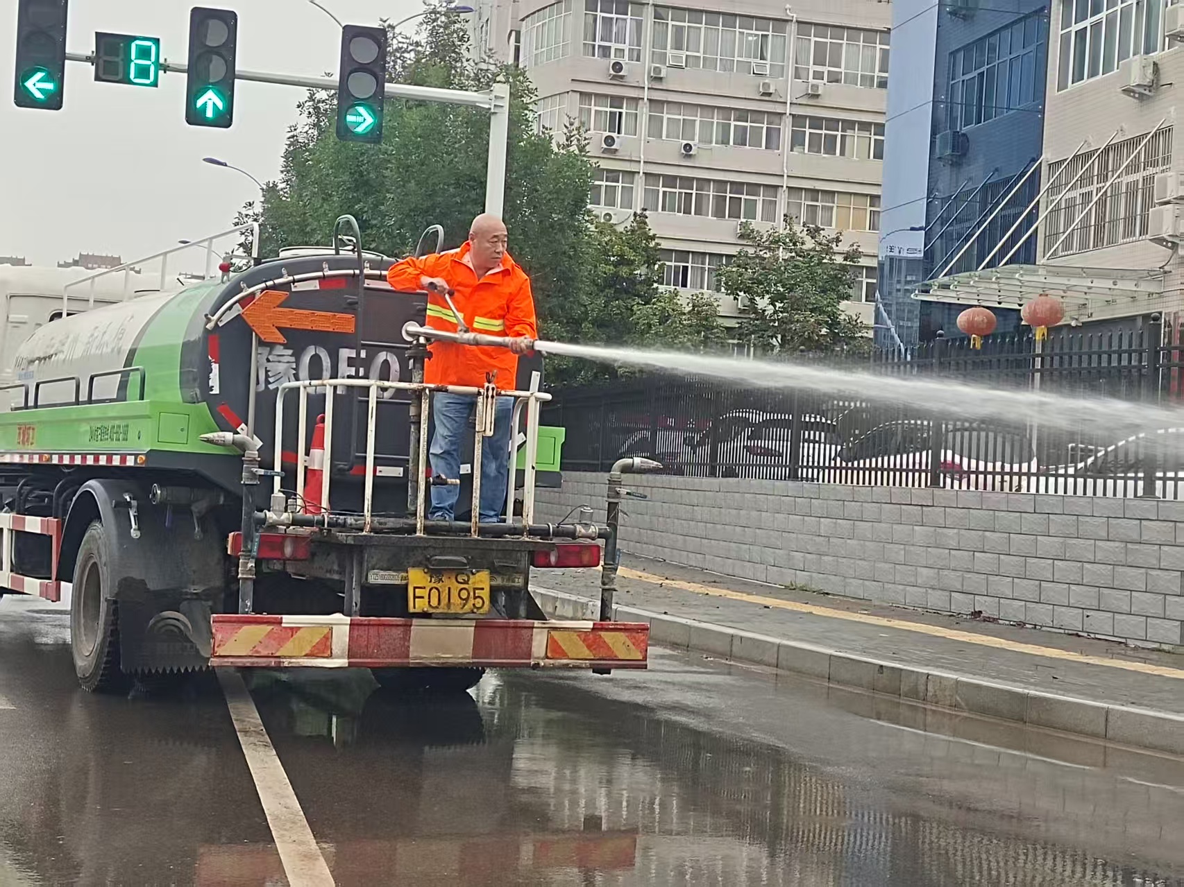 神州環(huán)境項目部主管王建設(shè)帶隊開展雨后清理、沖洗道路淤泥.jpg